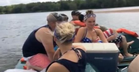 Iznenada ju je zaprosio na čamcu, a onda je ona napravila neviđenu glupost (VIDEO)