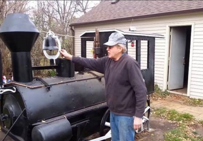 Starac u svom dvorištu čuva naizgled običan voz, no čekajte da vidite šta se nalazi unutra (VIDEO)