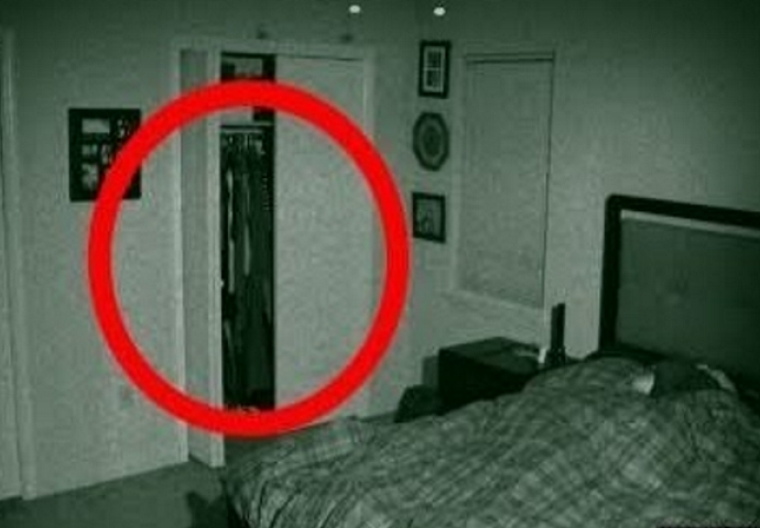 Postavio je skrivenu kameru prije odlaska u krevet, ono što je snimila će vam zalediti krv u venama (VIDEO)