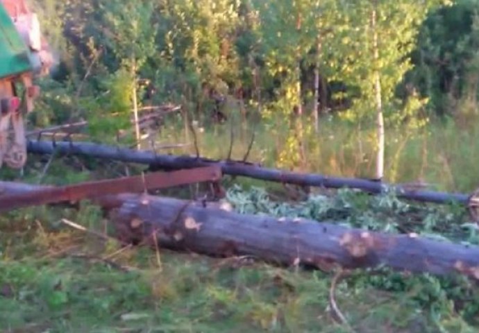 Pokušao je utovariti ogromni balvan sam, a onda se dosjetio nečeg genijalnog (VIDEO)