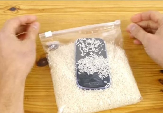 Ovaj trik će vas oduševiti: Stavio je mobitel u kesu riže, pogledajte zašto (VIDEO)