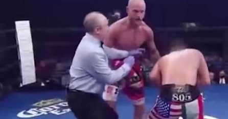 Sudac na bokserskom meču htio da razdvoji dva borca, pa primio kroše u bradu (VIDEO)