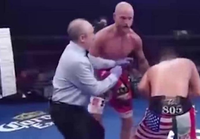 Sudac na bokserskom meču htio da razdvoji dva borca, pa primio kroše u bradu (VIDEO)