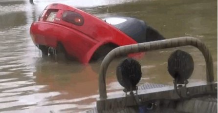 Žena i njen pas u posljednjim trenucima spašeni iz automobila koji je tonuo (VIDEO)