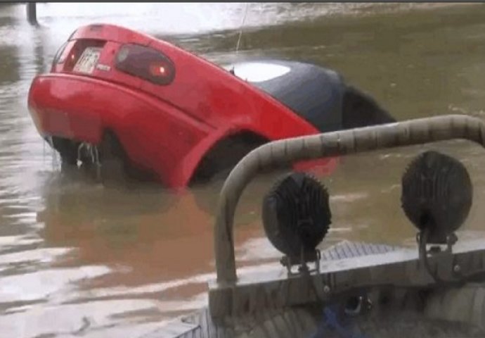 Žena i njen pas u posljednjim trenucima spašeni iz automobila koji je tonuo (VIDEO)