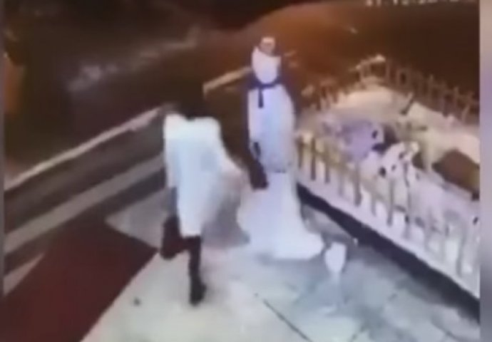 Hit na internetu:  Djevojka se iz čistog mira potukla sa Snješkom (VIDEO)