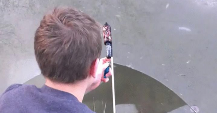 Zapalio je raketu i ispalio je ispod zaleđenog jezera, ovako nešto do sada niste vidjeli (VIDEO)