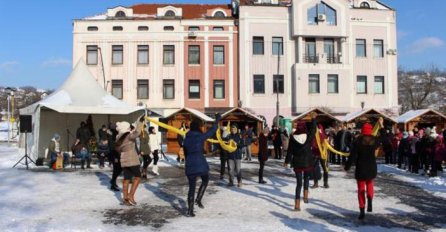Praznici vežu ljude: Na Trgu slobode u Tuzli građani obilježili pravoslavni Božić