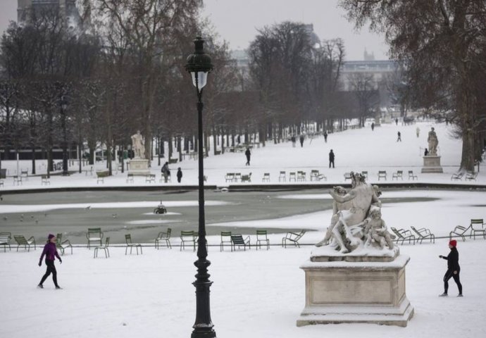 Hladnoća okovala Evropu, snijeg pao i na grčkim otocima