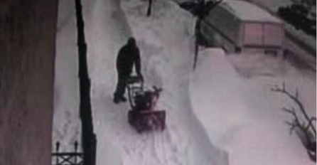 Kamera je snimila kako mu komšinica krade lopatu za snijeg, a onda je odlučio da joj očita lekciju (VIDEO)