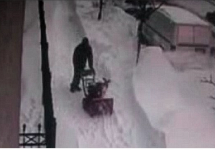 Kamera je snimila kako mu komšinica krade lopatu za snijeg, a onda je odlučio da joj očita lekciju (VIDEO)