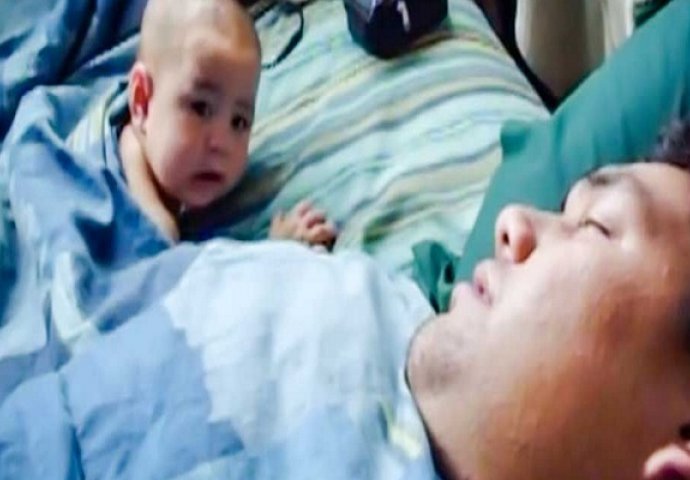 Nasmijat će vas do suza: Beba je mirno spavala pored svog oca, sve dok on nije uradio ovo! (VIDEO)