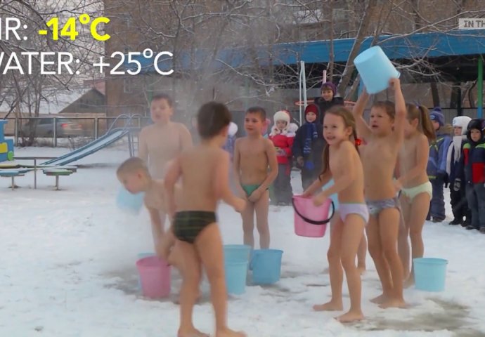U međuvremenu u Rusiji: Žalimo se na hladnoću, a a tamo se djeca kupaju na snijegu na - 14! (VIDEO)