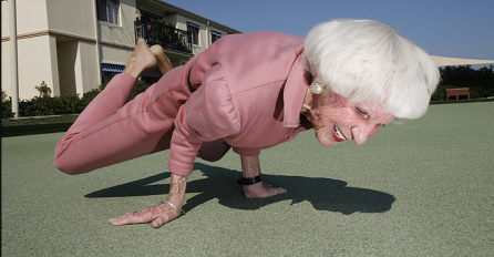 Ima čak 98 godina i najstarija je instruktorica joge na svijetu! Kada vidite šta sve može, neće vam biti dobro (FOTO + VIDEO)