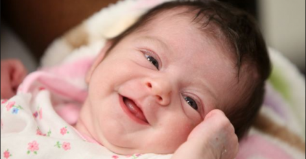 Na prvi pogled ova beba izgleda puna ljubavi, ali kada čujete šta su joj roditelji uradili, zabezeknut ćete se (VIDEO)
