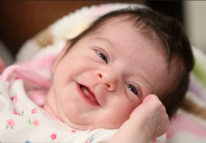 Na prvi pogled ova beba izgleda puna ljubavi, ali kada čujete šta su joj roditelji uradili, zabezeknut ćete se (VIDEO)