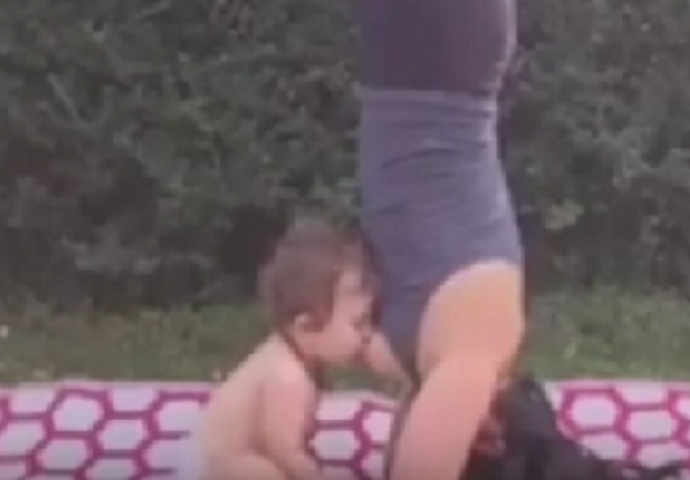 Bizarno: Majka radi jogu i doji dijete! (VIDEO)