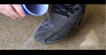 Ovaj neobični način kako da zaštitite svoju obuću od snijega će vas oduševiti (VIDEO)