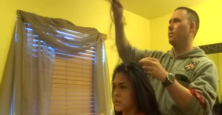 Ovo je najgora noćna mora svake žene: Pogledajte šta joj je uradio tokom friziranja (VIDEO)