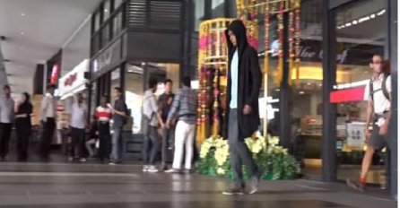 Muškarac u crnoj dukserici ušao u tržni centar: Kada je udario u pod, počele su se događati čudne stvari (VIDEO)