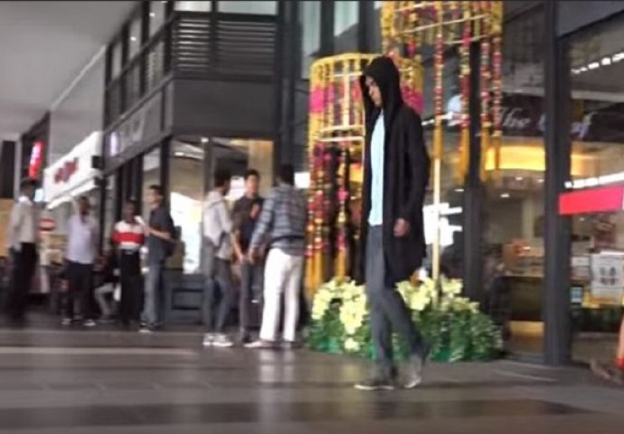 Muškarac u crnoj dukserici ušao u tržni centar: Kada je udario u pod, počele su se događati čudne stvari (VIDEO)