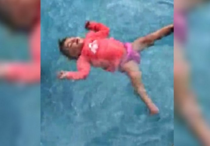 Kada je ova beba upala u vodu svi su bili u šoku, ali onda se desilo nešto predivno (VIDEO)