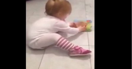 Djevojčica se igrala sa piletom, a onda je uradila nešto što će vas šokirati (VIDEO)
