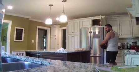 Ušao je u kuhinju kako bi pripremio večeru, a onda je kamera snimila nešto čudesno (VIDEO)