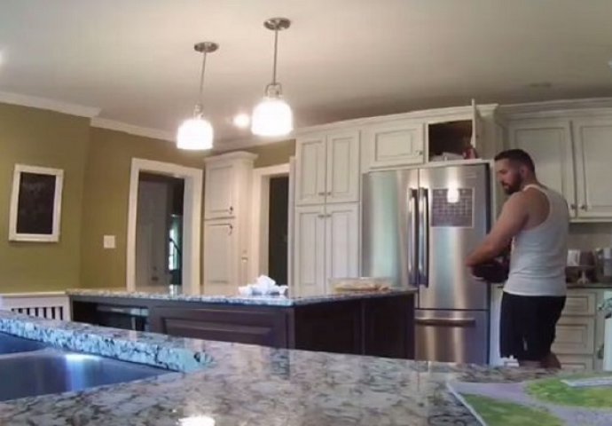 Ušao je u kuhinju kako bi pripremio večeru, a onda je kamera snimila nešto čudesno (VIDEO)