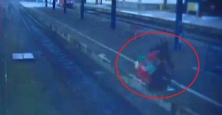  Gurnuo je staricu u invalidskim kolicima na šine, uzeo veliki kamen i udarao je po glavi (VIDEO)
