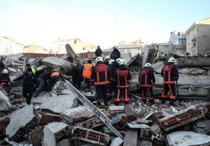 U urušavanju zgrade u Istanbulu jedna osoba smrtno stradala