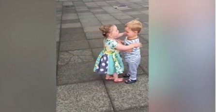 Mala djevojčica je prišla dječaku i poljubila ga u usta, njegova reakcija će vas oduševiti (VIDEO)