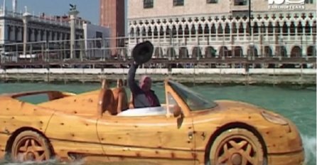 Napravio Ferrari kompletno od drveta pa se vozi po Veneciji (VIDEO)