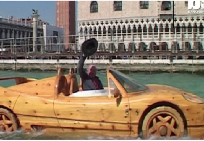 Napravio Ferrari kompletno od drveta pa se vozi po Veneciji (VIDEO)