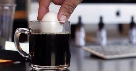 Stavio je jaje u šolju ključale kafe, nakon ovoga odmah ćete otići u kuhinju (VIDEO)