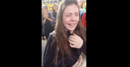 Plakala je nekontrolisano, a biće vam jasno zašto kad shvatite ko stoji ispred nje (VIDEO)