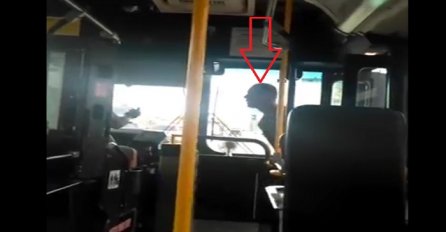 Nije htio platiti kartu i pljunuo je vozača autobusa, a onda je šofer ustao sa sjedišta i očitao mu lekciju (VIDEO)