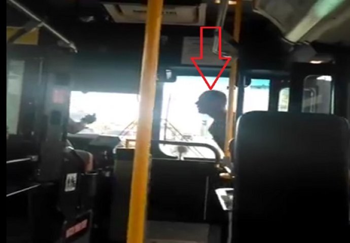 Nije htio platiti kartu i pljunuo je vozača autobusa, a onda je šofer ustao sa sjedišta i očitao mu lekciju (VIDEO)