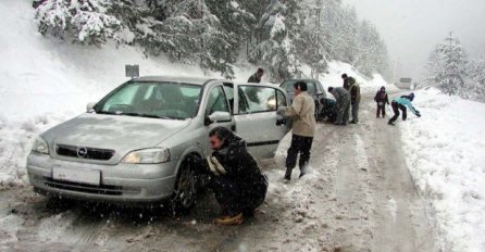 NEPROHODNI PUTEVI: Snijeg stvorio velike probleme na cestama u BiH