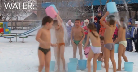 Dok se mi žalimo na hladnoću, djeca u Rusiji izlaze gola na snijeg i kupaju se hladnom vodom (VIDEO)