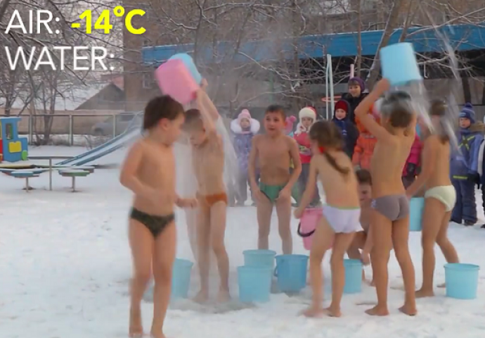 Dok se mi žalimo na hladnoću, djeca u Rusiji izlaze gola na snijeg i kupaju se hladnom vodom (VIDEO)