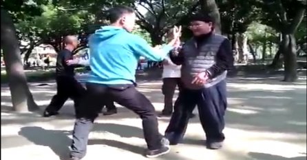 Htio je da starcu na ulici pokaže neke svoje karate poteze, a onda ga je čiča osramotio (VIDEO)