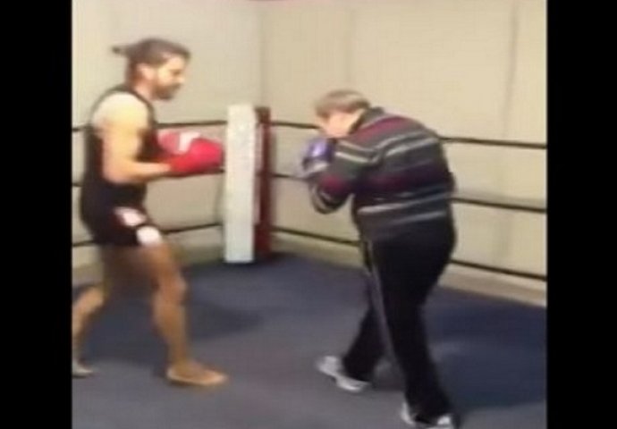 Konstantno je ismijavao starca, a onda je čiča ušao u ring i prebio ga "kao mačku" (VIDEO)