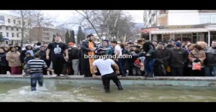 Najlegendarnije plivanje Bugara: Poslije jednog poteza popa započinje masovna tuča (VIDEO)