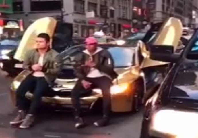 Zaustavili su saobraćaj zbog selfija, ali su se brzo pokajali (VIDEO)