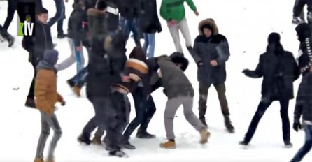 Nigdje nikoga da spriječi incident: Pogledajte masovnu tuču đaka u Zaječaru! (VIDEO)