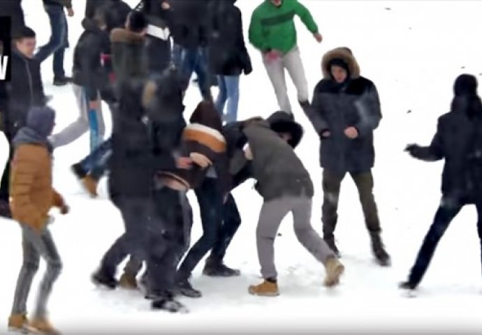 Nigdje nikoga da spriječi incident: Pogledajte masovnu tuču đaka u Zaječaru! (VIDEO)
