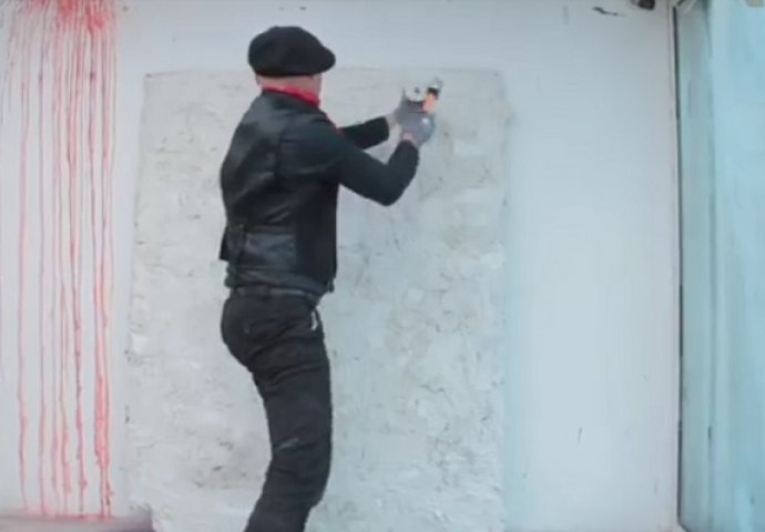 Uzeo je čekić i počeo skidati malter sa zida: Kada vidite krajnji rezultat, ostat ćete bez riječi (VIDEO)