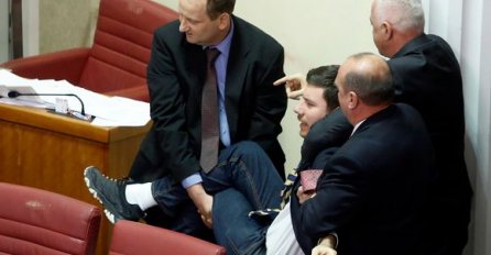 CIRKUS U HRVATSKOM SABORU: Straža iznijela sa sjednice kontroverznog zastupnika Ivana Pernara!