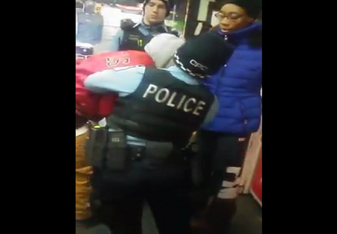 Plakao i preklinjao djevojku da ga ne ostavi, ona mu zvala policiju (VIDEO)